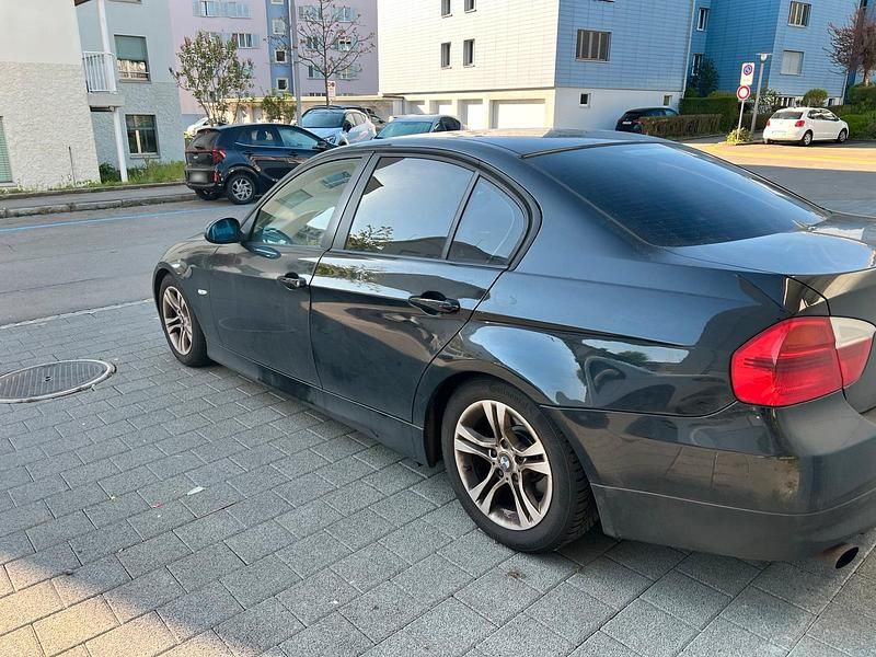 Second-hand BMW 318 129 CP (94 kW) 2007 Negru Berlinǎ