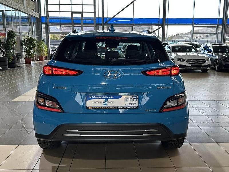 Gebraucht Hyundai Kona Select 100 kW (136 PS) 2021 Blau dive in jeju / sol SUV