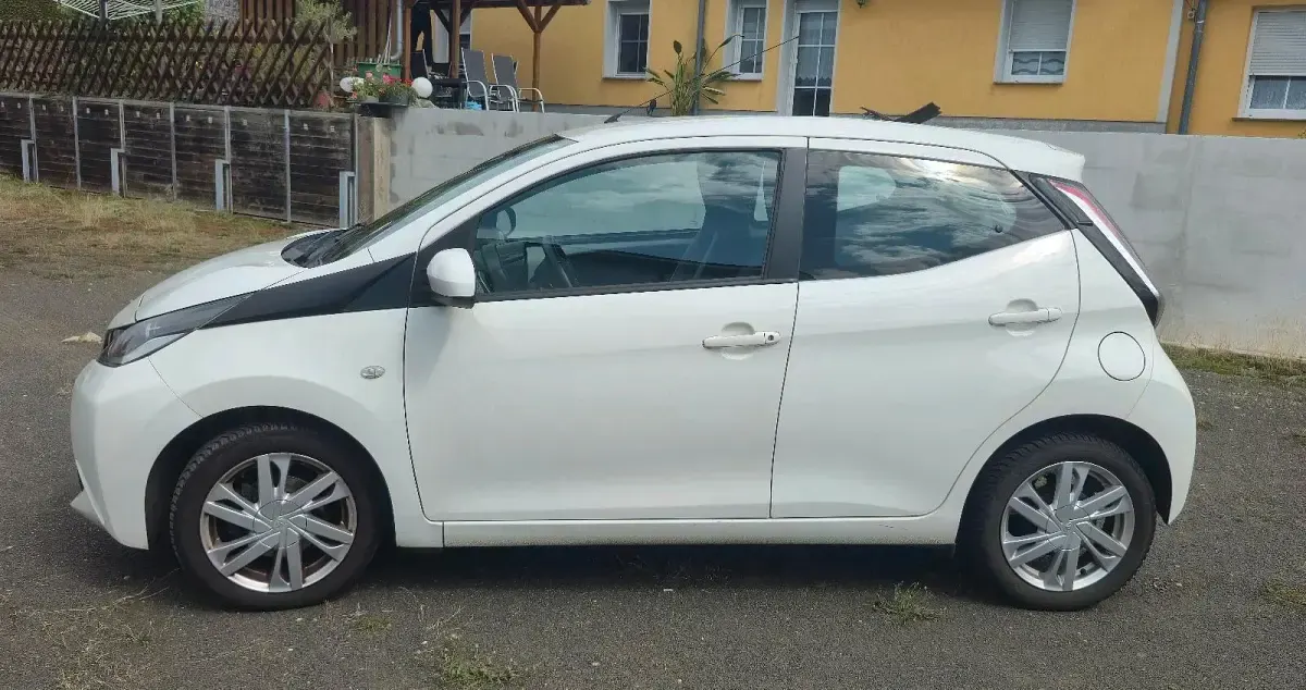Gebraucht Toyota Aygo 69 PS (50 kW) 2015 Weiß Kleinwagen
