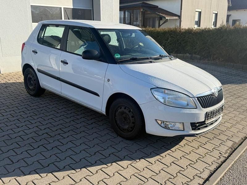 Weiß Gebraucht 2012 Skoda Fabia Limousine | 3.990 € (Fairer Preis) - Bild 1/4