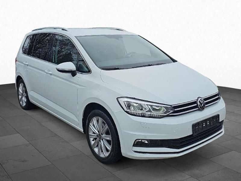 Gebraucht VW Touran Highline 150 PS (110 kW) 2022 Weiß Van / Kleinbus