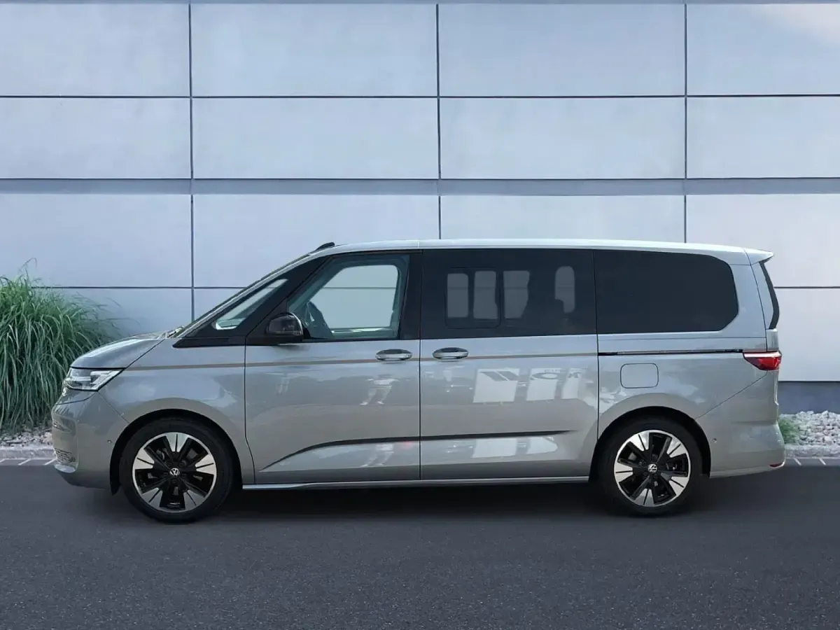 Gebraucht VW Multivan Life 150 PS (110 kW) 2025 Monosilber metallic Van / Kleinbus