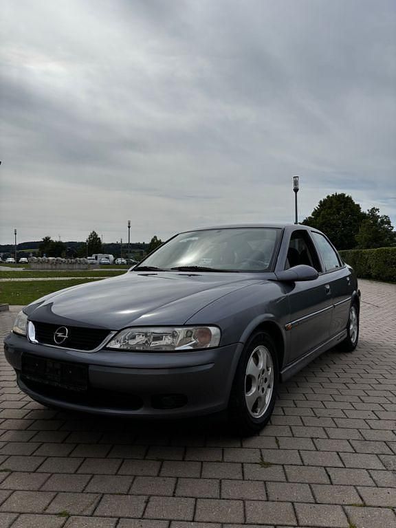 Grau Gebraucht 2001 Opel Vectra Edition Limousine | 1.500 € (Etwas zu teuer) - Bild 1/4