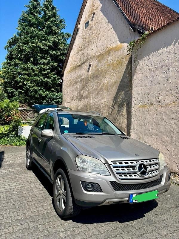 Grau Gebraucht 2009 Mercedes ML320 SUV | 6.000 € - Bild 1/4