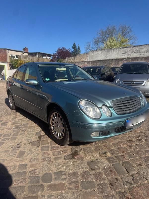 Usata Mercedes E220 150 CV (110 kW) 2002 Blu Berlina