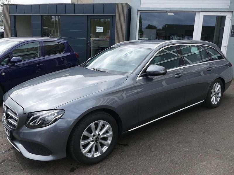 Grau Gebraucht 2019 Mercedes E220 Kombi | 18.990 € (Superpreis) - Bild 1/4