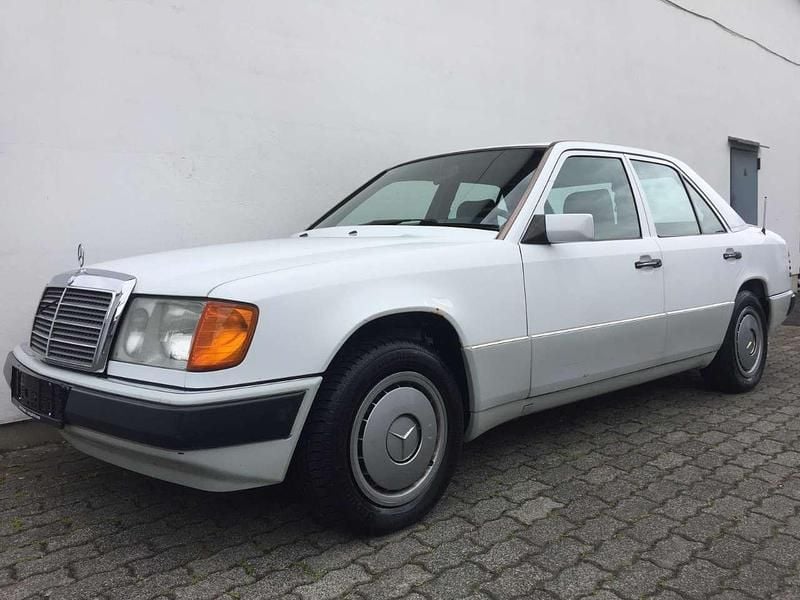 Weiss Gebraucht 1992 Mercedes E200 Limousine | 5.990 € - Bild 1/4