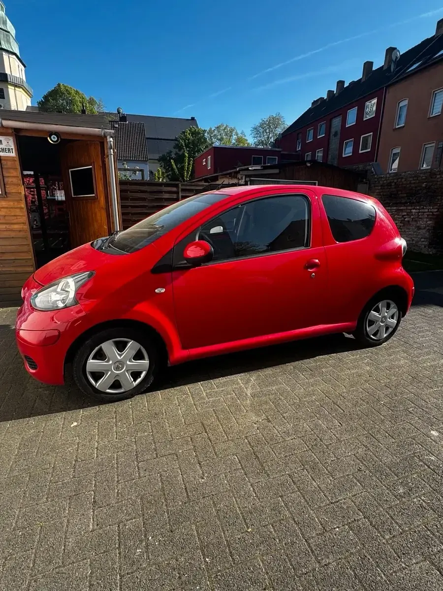 Gebraucht Toyota Aygo 68 PS (50 kW) 2011 Rot Kleinwagen