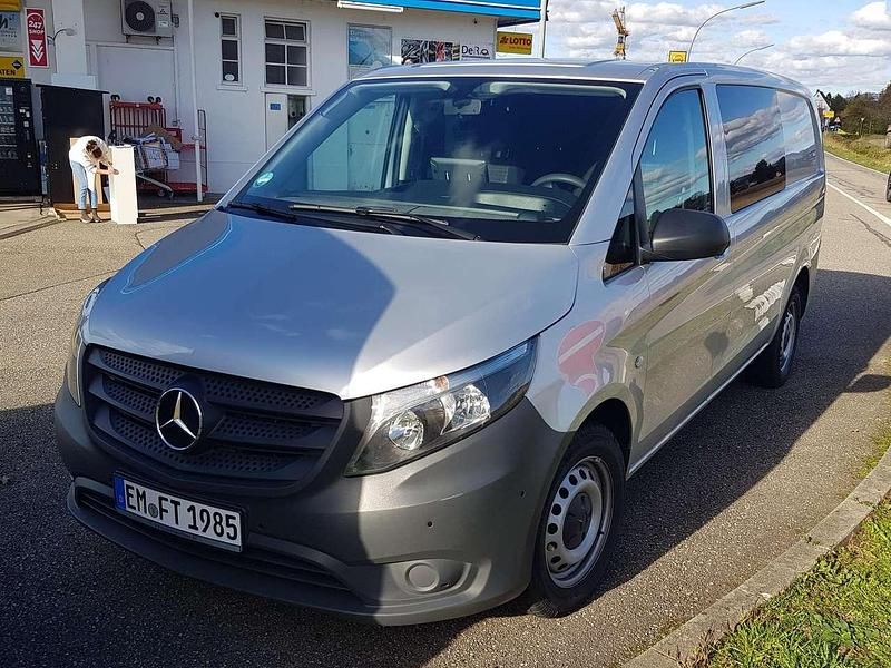 Brillantsilber Gebraucht 2020 Mercedes Vito Van / Kleinbus | 18.990 € - Bild 1/3
