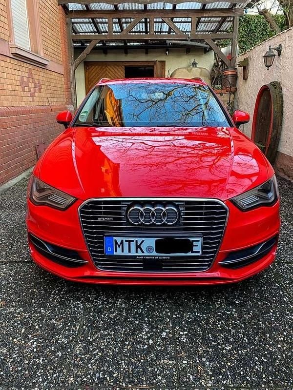 Gebraucht Audi A3 e-tron Ambiente 150 PS (110 kW) 2016 Rot Kleinwagen