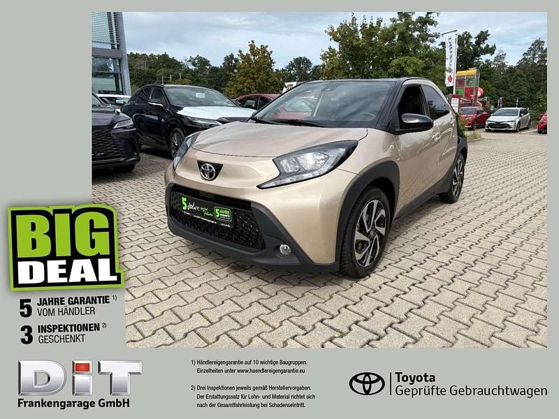 Ginger beige / black mica Gebraucht 2023 Toyota Aygo Pulse Kleinwagen | 14.790 € (Fairer Preis) - Bild 1/4