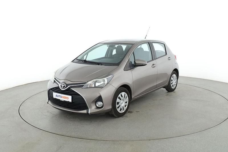 Grau Gebraucht 2015 Toyota Yaris Club Limousine | 9.620 € (Fairer Preis) - Bild 1/3