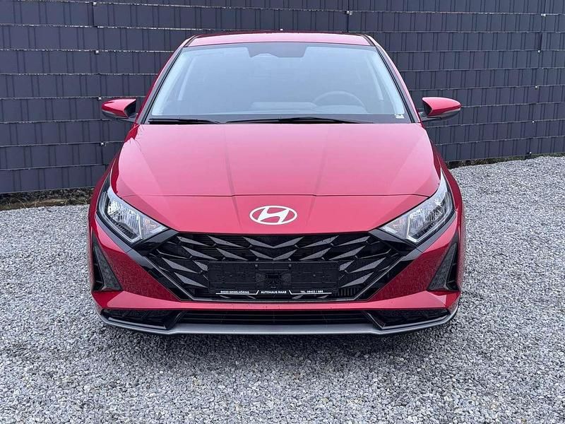 Neu Hyundai i20 90 PS (66 kW) 2025 Dragon red Kleinwagen