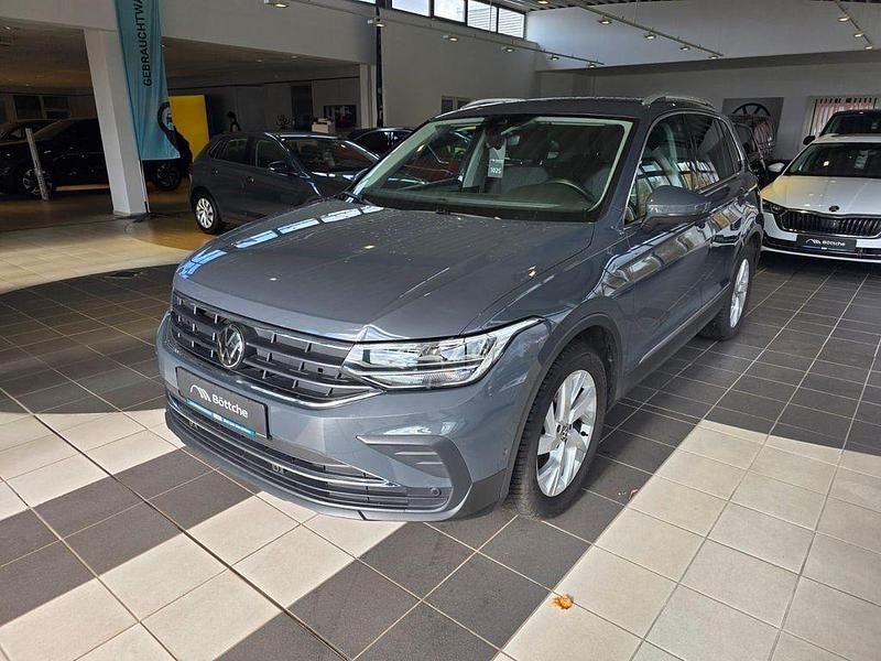 Gebraucht VW Tiguan Move 131 PS (96 kW) 2023 Delfingrau metallic SUV