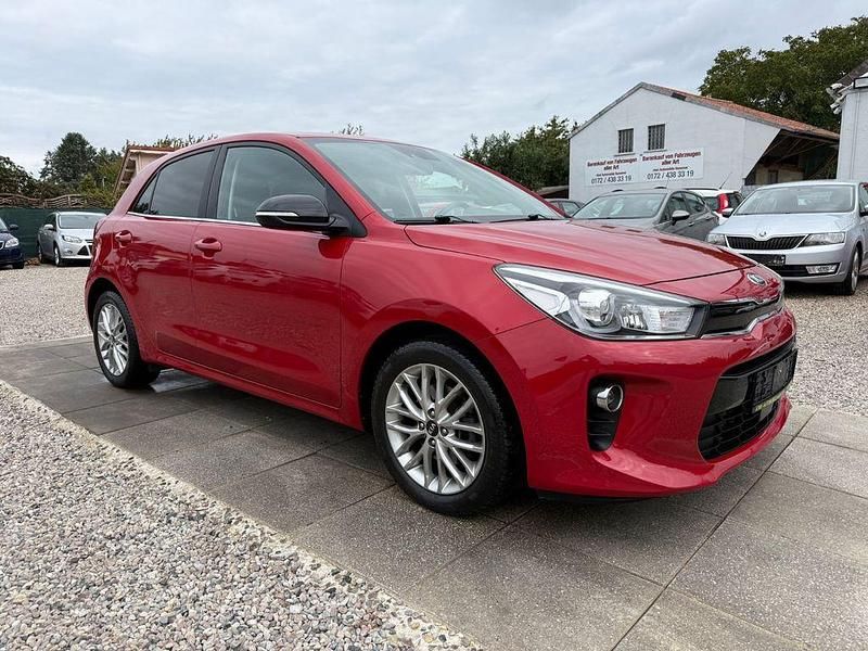 Rot Gebraucht 2019 Kia Rio Spirit Limousine | 10.999 € (Guter Preis) - Bild 1/4