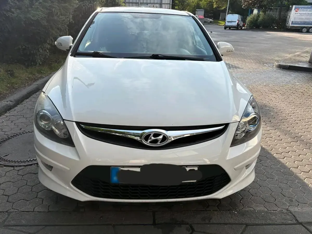 Gebraucht Hyundai i30 109 PS (80 kW) 2011 Weiß Kombi
