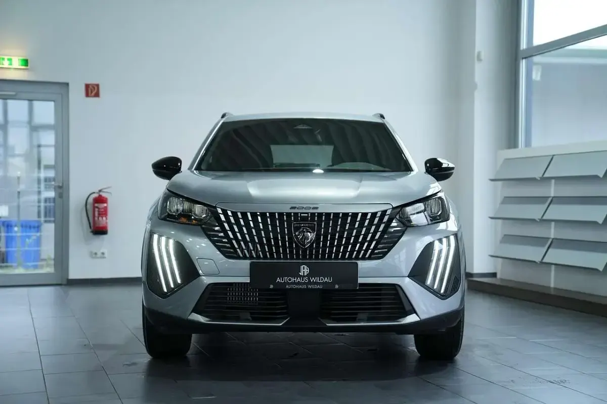 Neu Peugeot 2008 Allure 131 PS (96 kW) 2025 Grau/typ aussenverkleidung la SUV