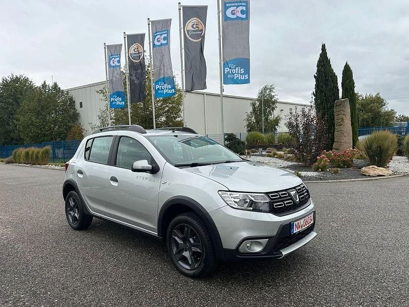 Silber Gebraucht 2017 Dacia Sandero Celebration Kleinwagen | 7.950 € (Guter Preis) - Bild 1/4