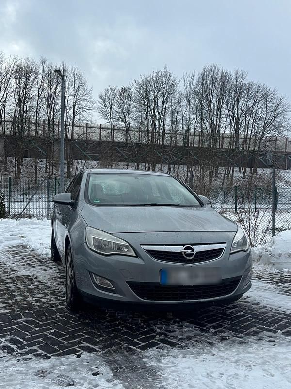 Grau Gebraucht 2011 Opel Astra Kleinwagen | 2.950 € (Superpreis) - Bild 1/4