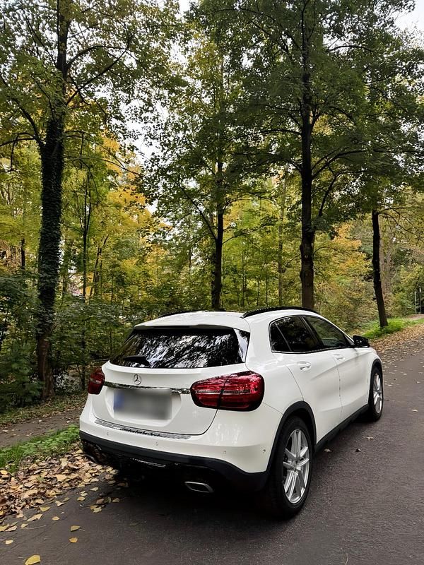 Gebraucht Mercedes GLA180 122 PS (89 kW) 2019 Weiß SUV