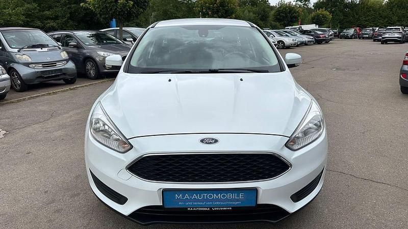 Weiß Gebraucht 2015 Ford Focus Trend Limousine | 3.990 € (Superpreis) - Bild 1/4