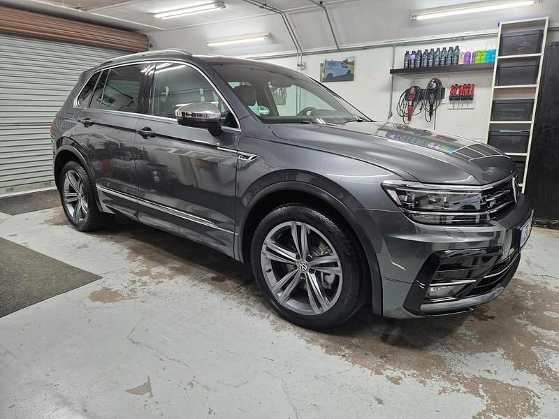 Grau Gebraucht 2018 VW Tiguan R-line SUV | 27.000 € (Fairer Preis) - Bild 1/4