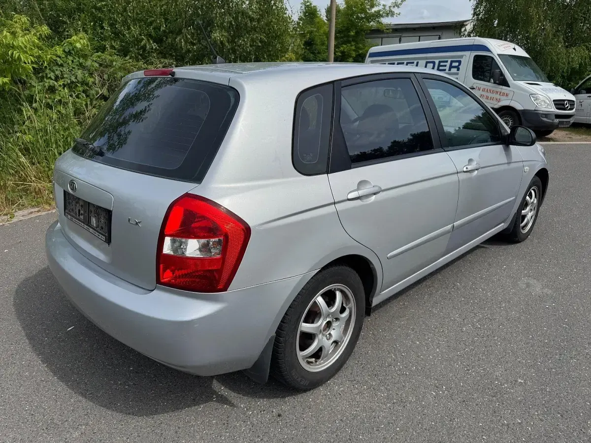 Gebraucht Kia Cerato 101 PS (74 kW) 2006 Silber Limousine