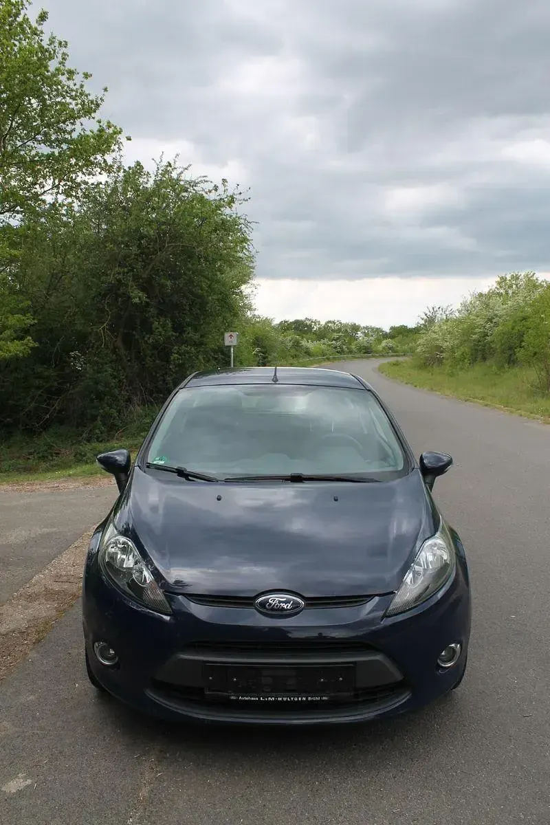 Second-hand Ford Fiesta Trend 60 CP (44 kW) 2012 Albastru Hatchback