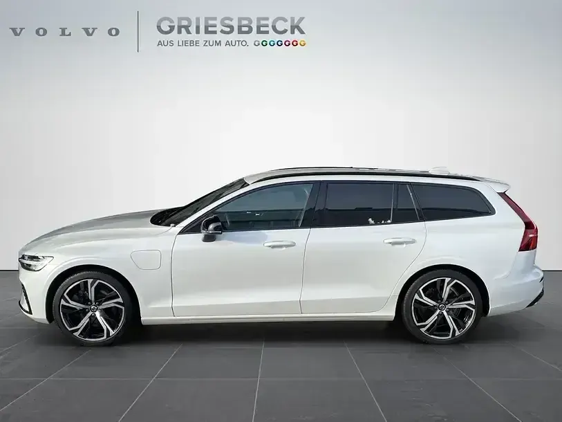 Gebraucht Volvo V60 Plus 455 PS (334 kW) 2022 Crystal white pearl / metallic Kombi