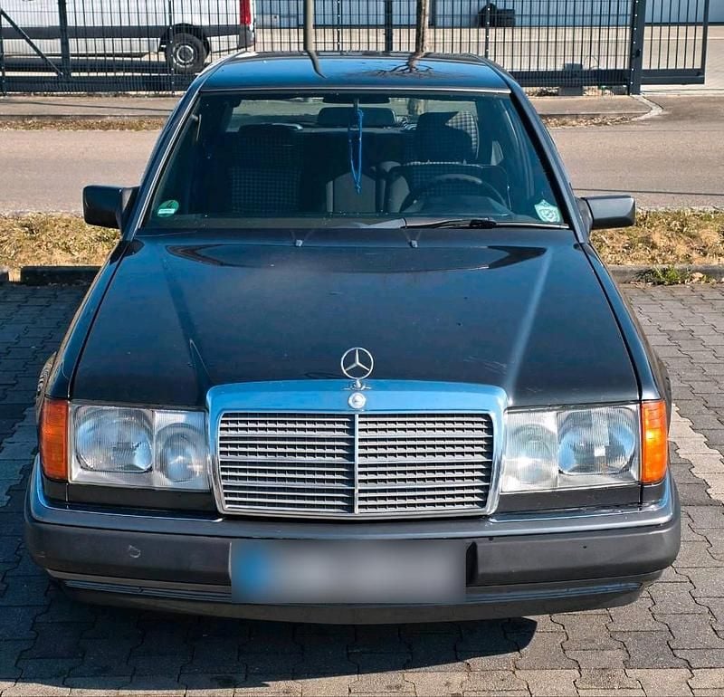 Second-hand Mercedes E230 132 CP (97 kW) 1992 Negru Berlinǎ