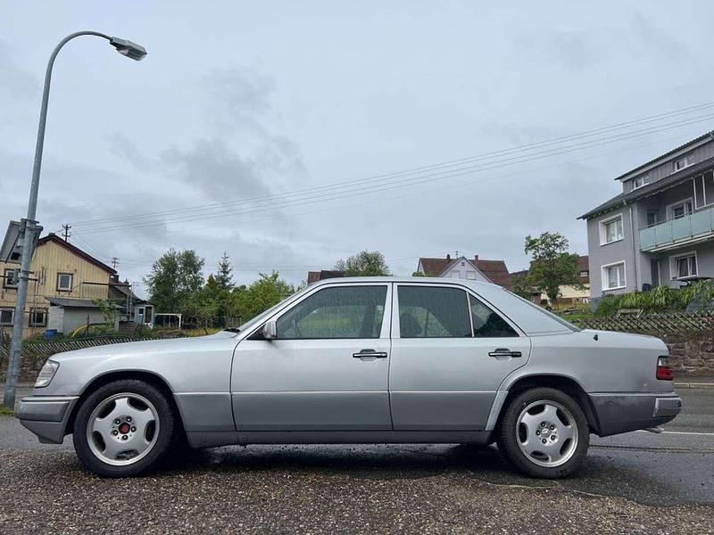Silber Gebraucht 1993 Mercedes E300 Limousine | 4.998 € - Bild 1/4