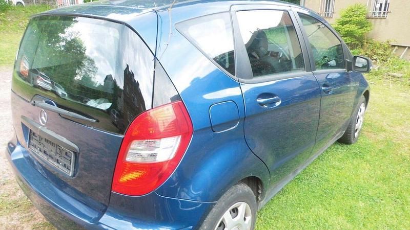 Blau Gebraucht 2011 Mercedes A180 Elegance Van / Kleinbus | 2.200 € (Superpreis) - Bild 1/4
