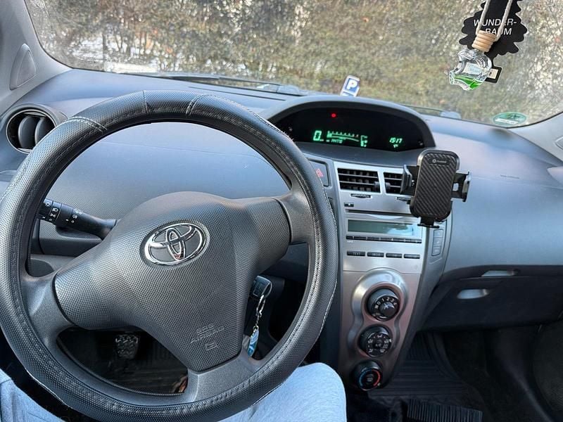Rot Gebraucht 2009 Toyota Yaris Kleinwagen | 900 € (Superpreis) - Bild 1/4