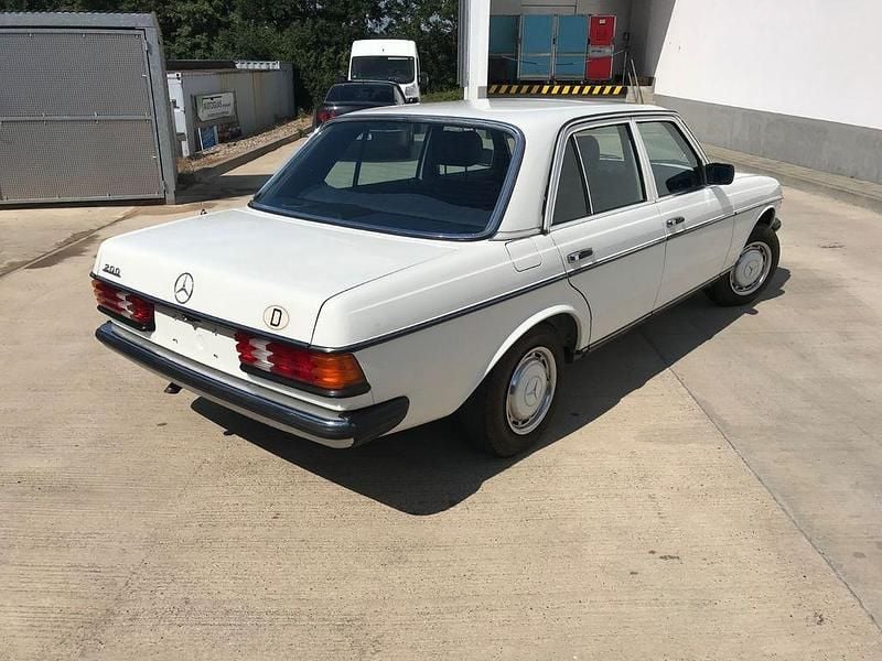 Gebraucht Mercedes 200 107 PS (78 kW) 1982 Weiß Limousine