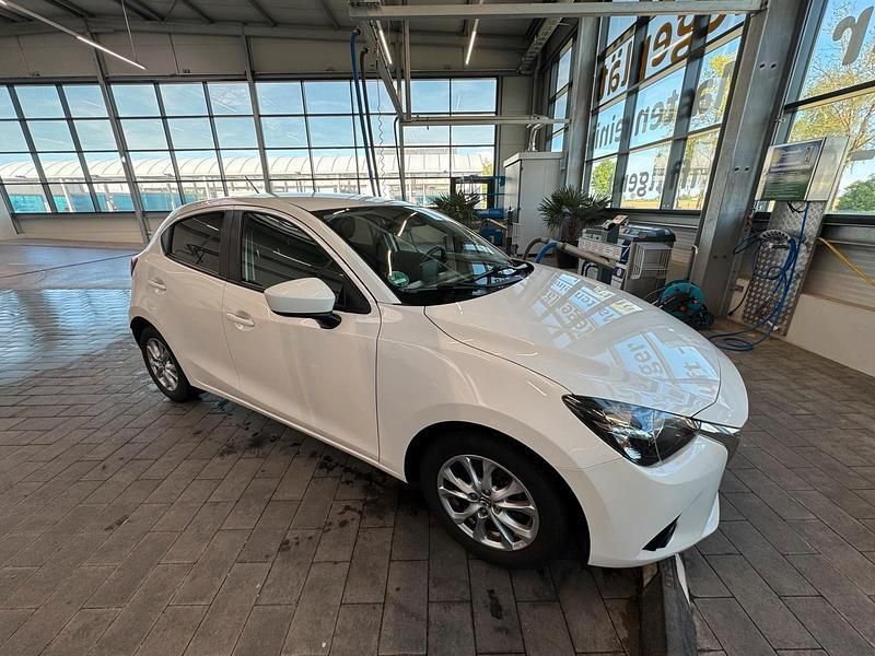 Weiß Gebraucht 2015 Mazda 2 Exclusive-Line Kleinwagen | 9.990 € (Fairer Preis) - Bild 1/4