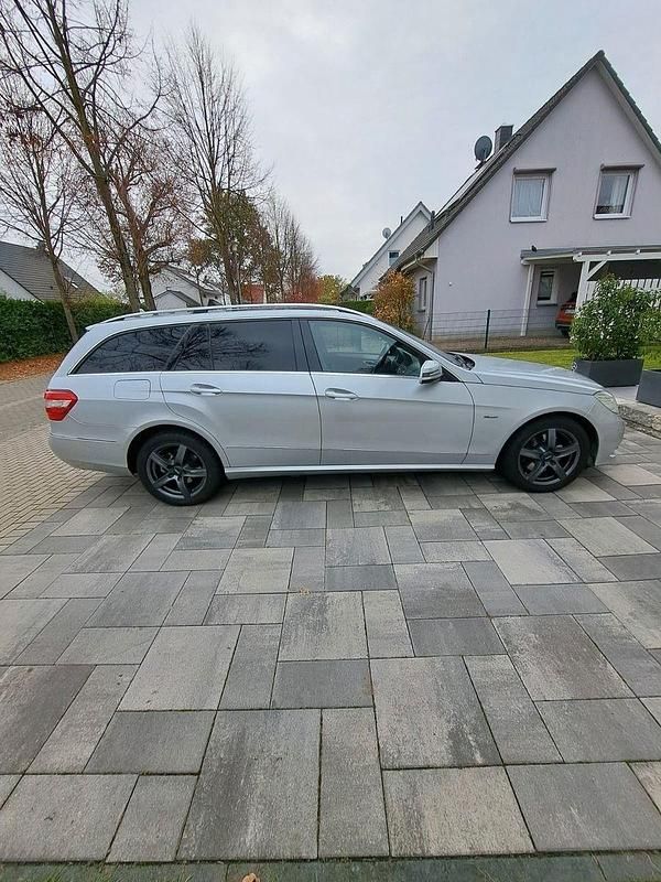 Silber Gebraucht 2011 Mercedes E250 Avantgarde Kombi | 5.900 € (Guter Preis) - Bild 1/4