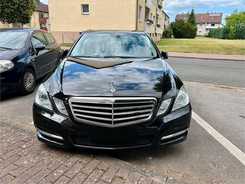 Gebraucht Mercedes E220 Avantgarde 170 PS (125 kW) 2011 Schwarz Limousine