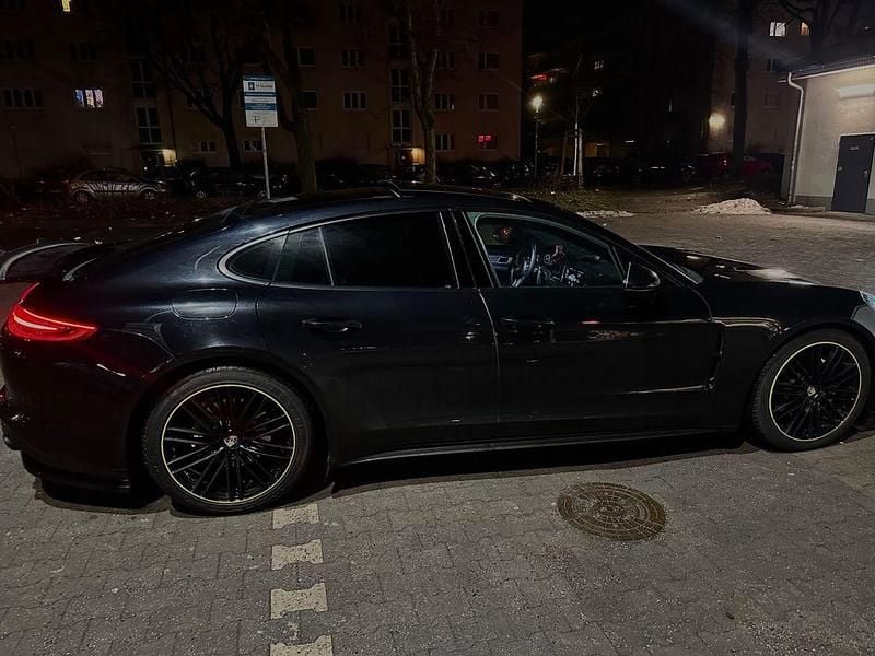 Schwarz Gebraucht 2019 Porsche Panamera 4 Sport Limousine | 65.555 € (Fairer Preis) - Bild 1/4