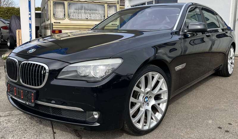 Black sapphire Gebraucht 2009 BMW 750 Limousine | 19.900 € - Bild 1/4