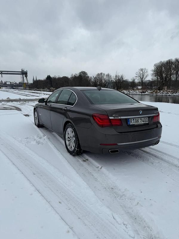 Gebraucht BMW 740 313 PS (230 kW) 2015 Braun Limousine