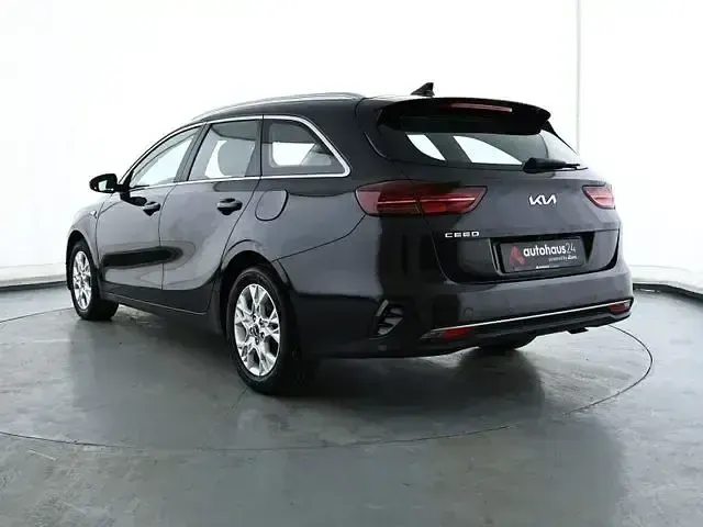 Używany Kia Ceed Vision 160 KM (117 kW) 2022 Czarny Hatchback