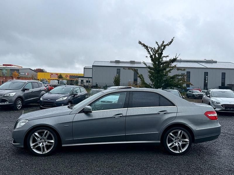 Silber Gebraucht 2009 Mercedes E250 Elegance Limousine | 5.450 € (Guter Preis) - Bild 1/4