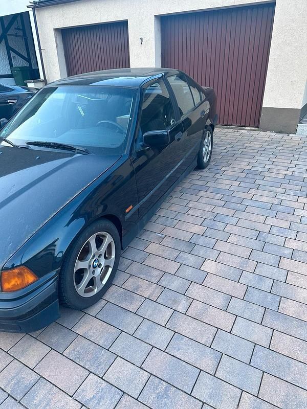 Second-hand BMW 318 Basis 1998 Negru Berlinǎ
