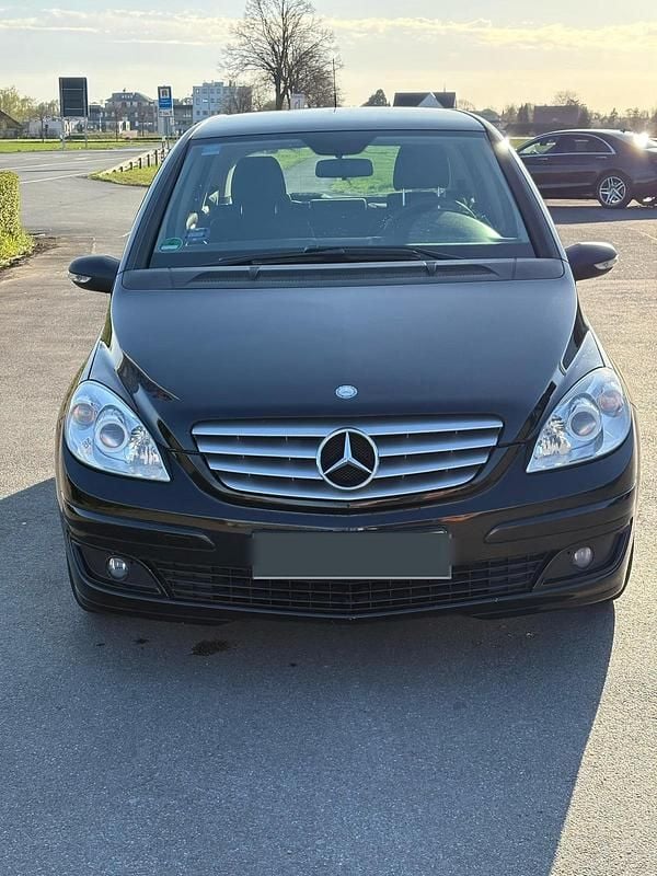 Schwarz Gebraucht 2006 Mercedes B150 Van / Kleinbus | 2.800 € (Fairer Preis) - Bild 1/4