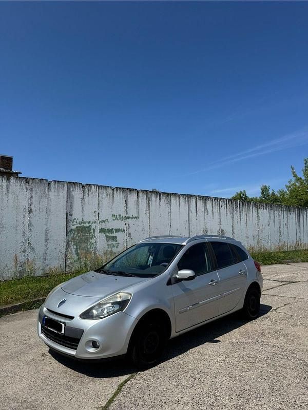 Silber Gebraucht 2011 Renault Clio GrandTour Dynamique Kombi | 3.900 € (Fairer Preis) - Bild 1/4