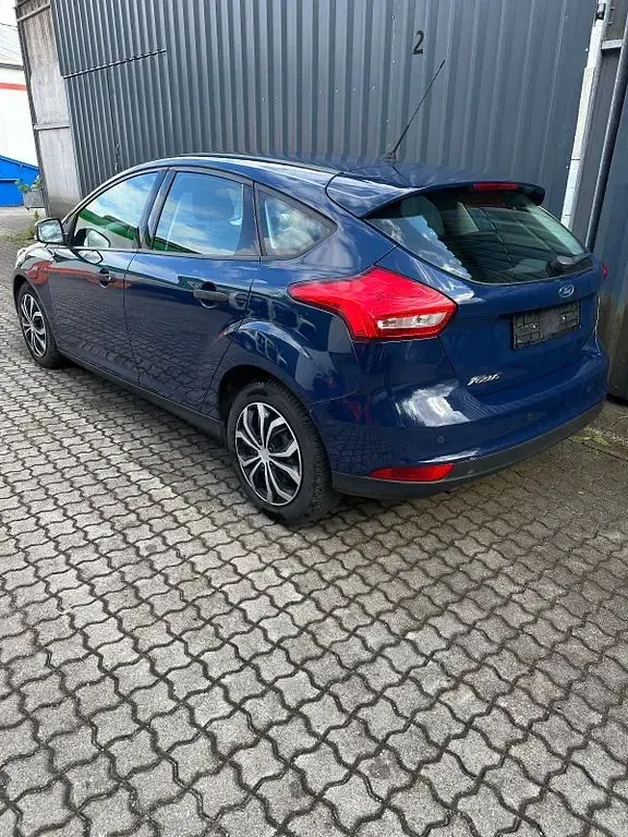 Gebraucht Ford Focus Ambiente 101 PS (74 kW) 2015 Blau Limousine