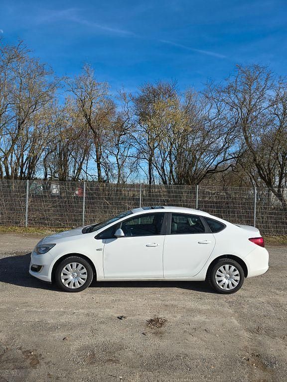 Gebraucht Opel Astra 131 PS (96 kW) 2012 Weiß Limousine