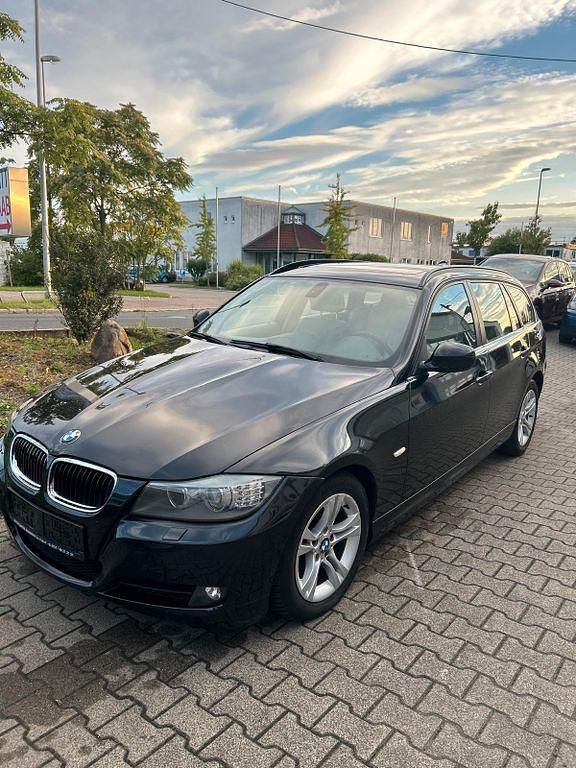 Schwarz Gebraucht 2011 BMW 320 Kombi | 4.100 € (Superpreis) - Bild 1/4