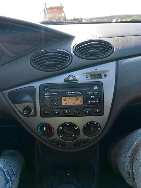 Gebraucht Ford Focus 100 PS (73 kW) 2002 Silber Kombi