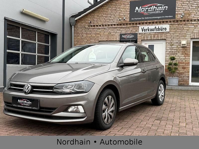 Grau Gebraucht 2021 VW Polo Comfortline Limousine | 9.499 € (Superpreis) - Bild 1/4